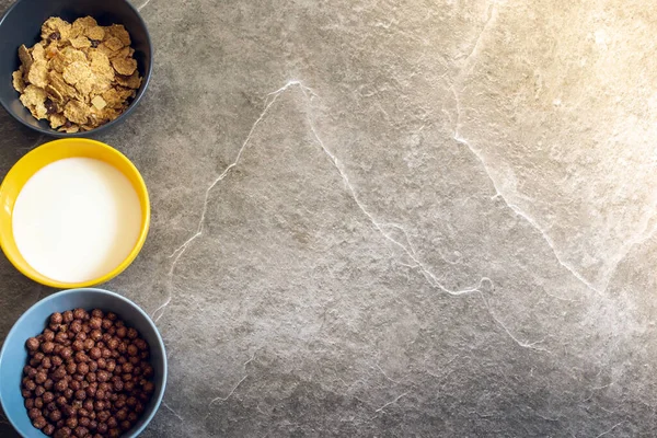 Sağlıklı gıda ürünleri. Kaya tezgahının arkasında yemek olan renkli yemekler.