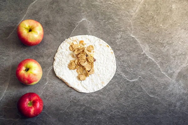 Sağlıklı gıda ürünleri. Kaya tezgahının arkasında yemek olan renkli yemekler.