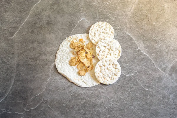 Sağlıklı gıda ürünleri. Kaya tezgahının arkasında yemek olan renkli yemekler.