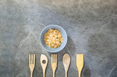 Koyu mermer tepside çeşitli çanak çömlekler. Fotoğraflar koyu bir arkaplanda yapılır.