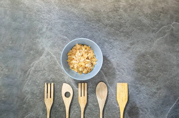 Koyu mermer tepside çeşitli çanak çömlekler. Fotoğraflar koyu bir arkaplanda yapılır.