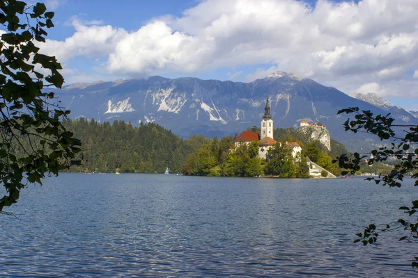 Catholic Church Situated Island Bled Lake Mountains Background — Stock Photo, Image