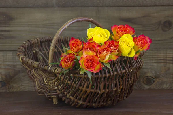Rosas Laranja Amarela Uma Cesta Fundo Madeira — Fotografia de Stock