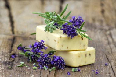 kalıp doğal sabun ve lavanta çiçekleri