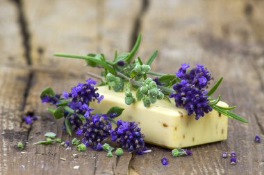 Doğal sabun ve lavanta çiçekleri.