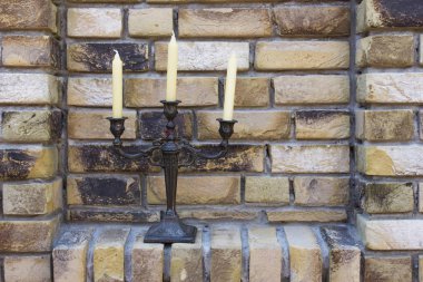 Retro şamdan mumlar tuğla duvar ile