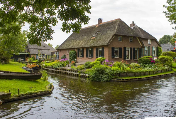 Giethoorn Netherlands 典型的杜奇县一侧的房屋和花园 — 图库照片