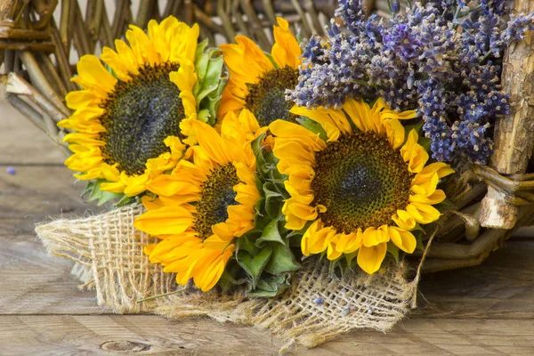 Sonnenblumen Und Lavendel Einem Korb Auf Holzgrund — Stockfoto