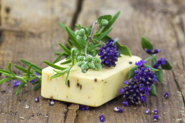 Doğal sabun ve lavanta çiçekleri.