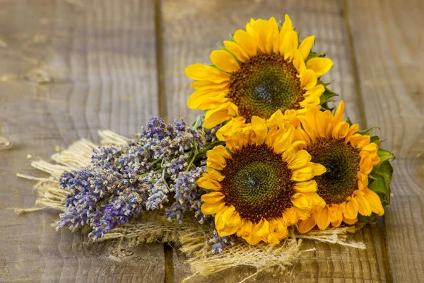 Sonnenblumen Und Lavendel Auf Holzgrund — Stockfoto
