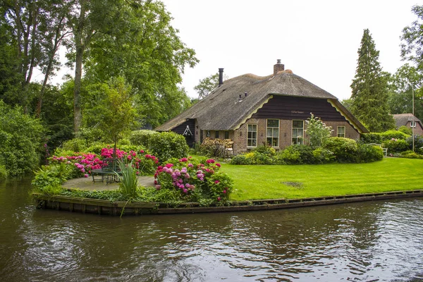 Giethoorn Niederlande Typisch Holländische Seite Von Häusern Und Gärten — Stockfoto