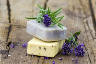 kalıp doğal sabun ve lavanta çiçekleri