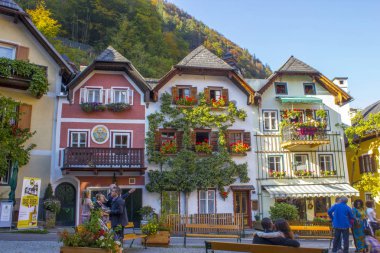 Renkli ve güzel meydanda Hallstatt, Avusturya 