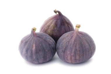 Beyaz arka planda izole edilmiş taze incirler