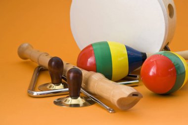 Turuncu arka plan üzerinde renkli çocuk aletleri
