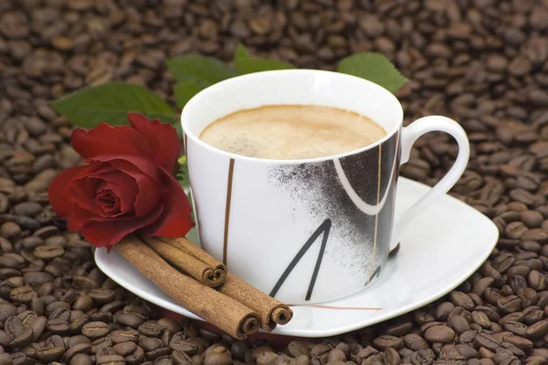 Csésze Kávé Vörös Rózsa Fahéj — Stock Fotó