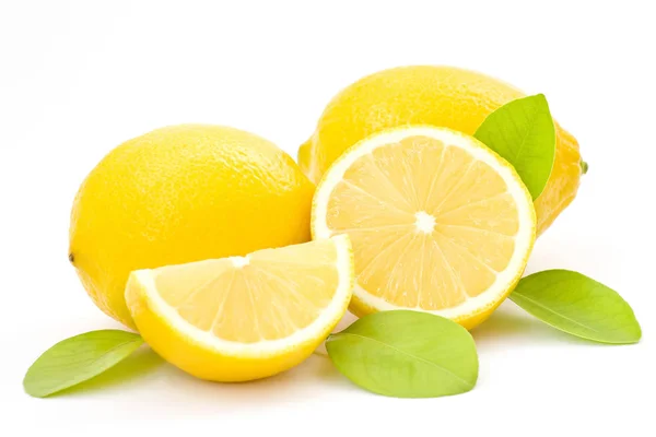 Beyaz Arka Planda Izole Edilmiş Taze Limonlar — Stok fotoğraf