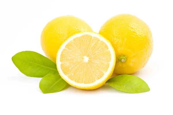 Beyaz Arka Planda Izole Edilmiş Taze Limonlar — Stok fotoğraf
