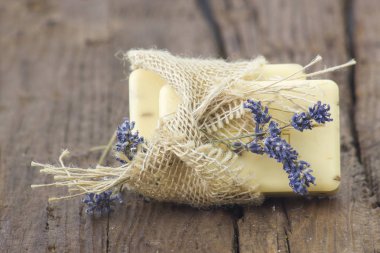 Kurutulmuş lavantalı doğal sabun. 
