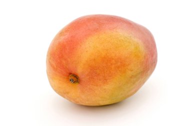 Beyaz arka plan üzerinde izole bir mango