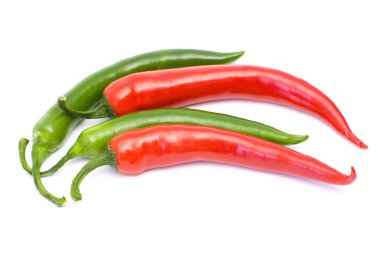 Beyaz arka plan üzerinde izole kırmızı ve yeşil biber
