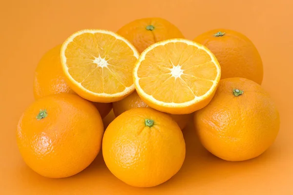 Naranjas Frescas Sobre Fondo Naranja — Foto de Stock