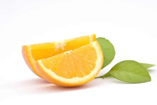 Orangenstücke Isoliert Auf Weißem Hintergrund — Stockfoto
