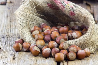 Eski ahşap arka planda bir çantada fındık