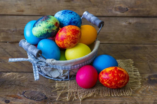 Feliz Páscoa Ovos Coloridos Uma Cesta — Fotografia de Stock