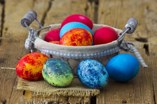 Święta Wielkanocne Kolorowe Jajka Koszyku — Zdjęcie stockowe