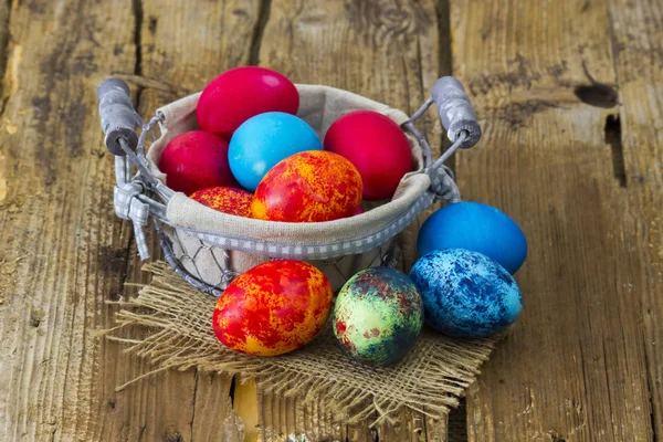 Święta Wielkanocne Kolorowe Jajka Koszyku — Zdjęcie stockowe