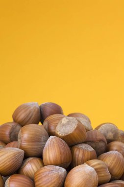 sarı arka plan, seçici odak üzerinde fındık