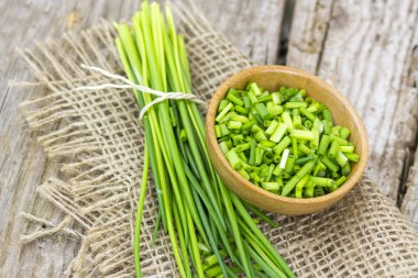 ahşap arka plan üzerinde kase taze bıçak