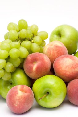 beyaz arkaplanda izole taze meyveler