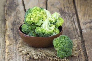 kase, seçici odak taze brokoli