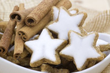 Tipik noel tarçın yıldızı kurabiyeleri ve tarçın çubukları