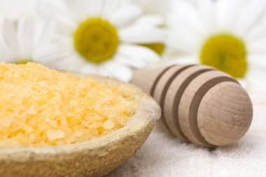 banyo tuzu ile bal ve chamomiles, seçici odak