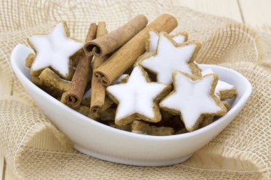 Tipik Noel tarçınlı yıldız kurabiye, fındık ve tarçın