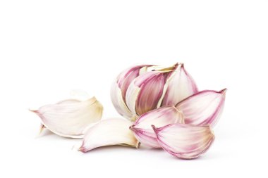 Beyaz arkaplanda taze sarımsak var.