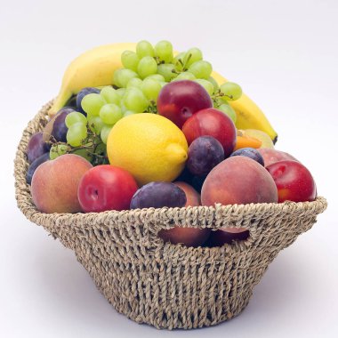 sepet beyaz arka plan üzerinde izole taze meyve dolu