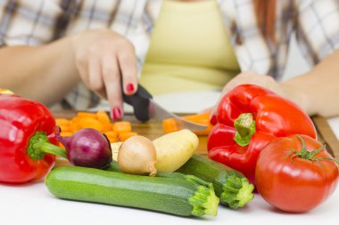 kadın kesme sebze, seçici odak