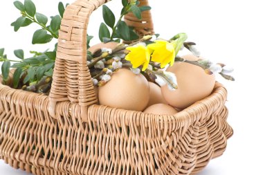 Beyaz arka plan üzerinde izole renkli Paskalya yumurtaları Close-up