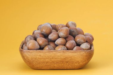 kase fındık sarı zemin üzerine dolu