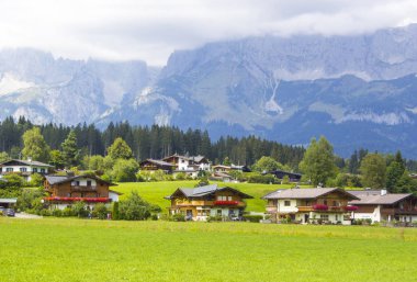 güzel görünümü Avusturya Alpleri ve Oberndorf in Tirol, Avusturya