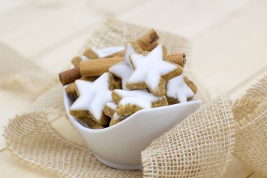 Tipik noel tarçın yıldızı kurabiyeleri ve tarçın çubukları