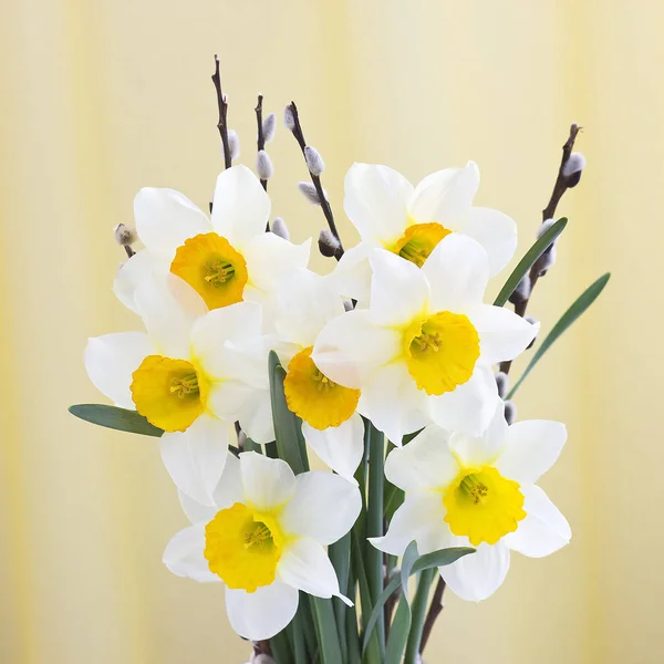 Gros Plan Bouquet Narcisses Sur Fond Jaune — Photo