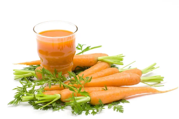 一杯新鲜的胡萝卜汁和一些新鲜的胡萝卜 — 图库照片