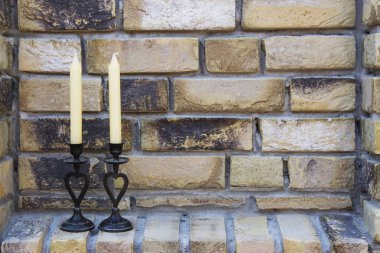 Tuğla duvar mumlarıyla Retro şamdanlar