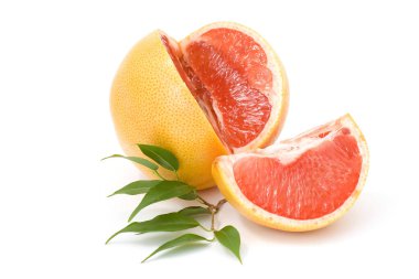 Beyaz arka plan üzerinde izole kırmızı greyfurt