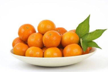 Beyaz arka plan üzerinde izole taze mandalina
